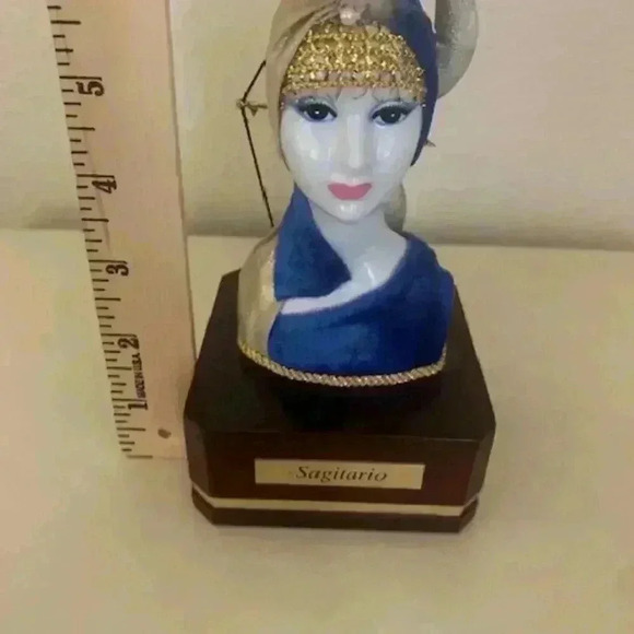 Rare Sagitario Bust Sculpture Princess With Bow & Arrow On Wood Base 6" Tall  WI - Picture 5 of 7